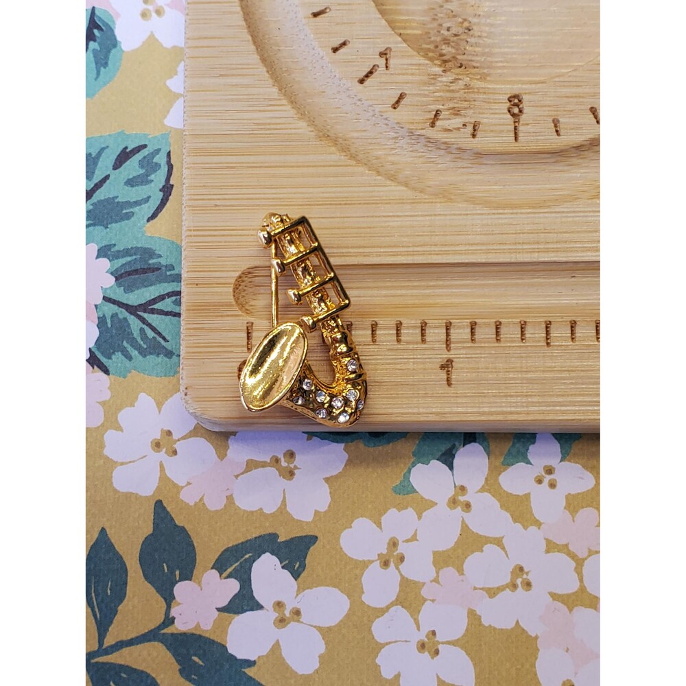 Vintage Gold Saxophone Brooch with Clear Rhinestones – Unsigned Musical Instrume